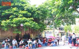 Chờ con thi, bố mẹ đợi trong nắng nóng 37 độ C